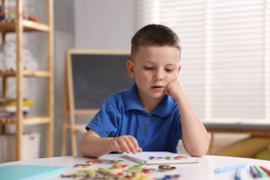 Disleksi. Küçük çocuk içeride harfleri öğreniyor.