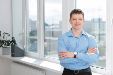 İçerideki pencerenin yanındaki yakışıklı adamın portresi. Metin için boşluk