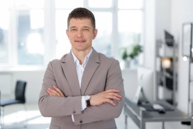 Yakışıklı orta yaşlı bir adamın portresi.