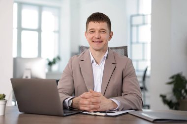 Ofisteki yakışıklı adamın portresi.