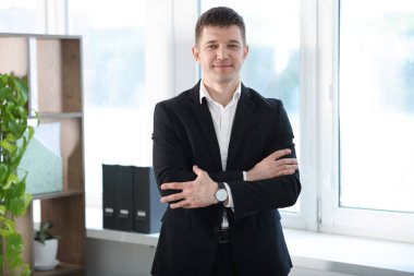 Pencerenin yanındaki yakışıklı adamın portresi.