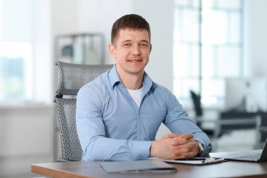 Ofisteki yakışıklı adamın portresi.