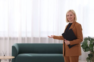 Ofisinde dosya bulunan profesyonel psikolog, metin için boşluk