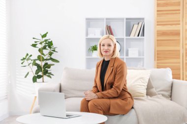 Ofisteki koltukta profesyonel psikolog portresi.