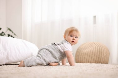 Evde yerde sürünerek şirin bebek