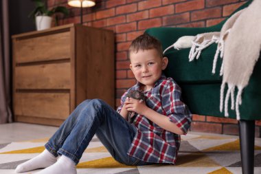 Evinde evcil faresi olan küçük çocuk.