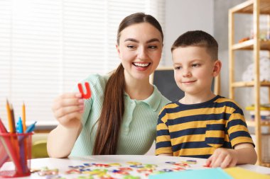 Disleksi. Anne ve oğlu içeride mektup öğreniyorlar.
