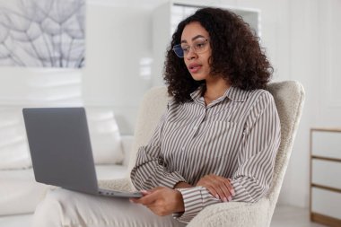 Ofiste dizüstü bilgisayarla çalışan profesyonel bir psikolog.