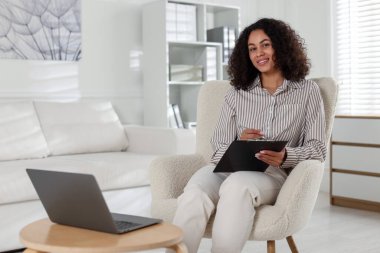 Ofisinde pano ve kalem olan profesyonel bir psikolog.