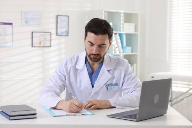 Hastanedeki beyaz masada çalışan profesyonel bir doktor.