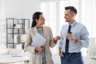 Pazarlama. Ofiste birlikte çalışan iki meslektaşım.