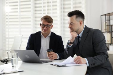 Pazarlama. Ofiste birlikte çalışan iki meslektaşım.