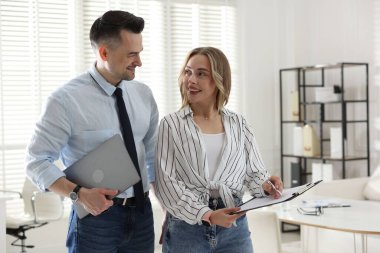 Pazarlama. Ofiste birlikte çalışan iki meslektaşım.