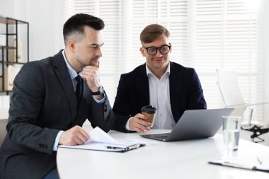 Pazarlama. Ofiste birlikte çalışan iki meslektaşım.