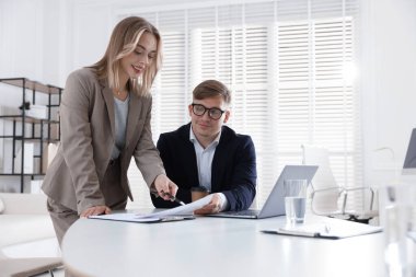 Pazarlama. Ofiste birlikte çalışan iki meslektaşım.