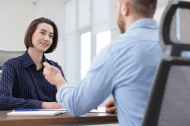 Aday ve adayın ofiste iş görüşmesi var.