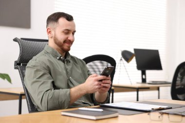 Ofiste çalışırken akıllı telefon kullanan bir adam. Metin için boşluk