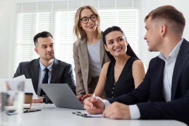 Pazarlama. İş adamlarından oluşan bir ekip ofiste birlikte çalışıyor.