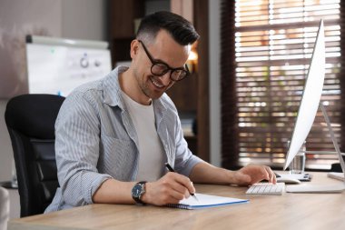 Pazarlama. Ofiste masa başında çalışan adam.