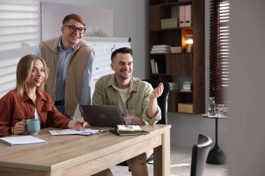 Pazarlama. İş adamlarından oluşan bir ekip ofiste birlikte çalışıyor.