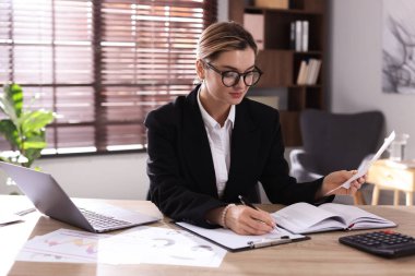 Ofiste çalışan profesyonel bankacı.