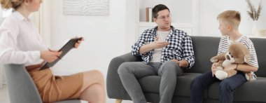 Baba ve oğul psikologla görüşüyor, seçici odaklanma.