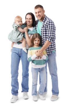 Mutlu ebeveynler ve çocukları beyaz arka planda