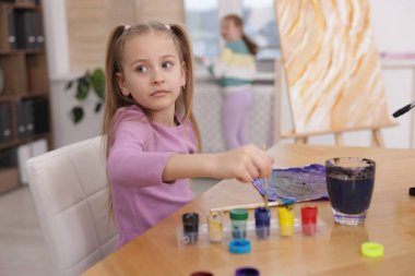 Resim dersindeki sevimli çocuklar, seçici bir odak noktası. Çizim yapmayı öğrenmek