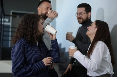 Mesai arkadaşları kahve molası sırasında ofislerinde kahve içerler.
