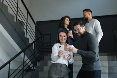 Mesai arkadaşları kahve molası sırasında ofislerinde kahve içerler.