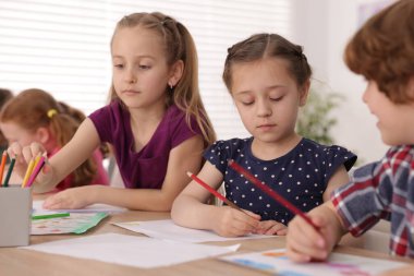 Çocuklar kapalı mekanlarda resim yapıyor. Çizim yapmayı öğrenmek