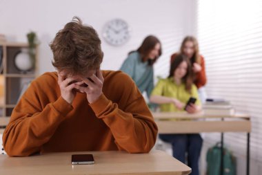 Akıllı telefonlu ergen çocuk okulda zorbalıktan muzdarip, seçici odaklı.