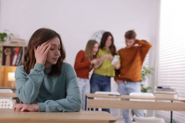 Okuldaki zorbalıktan muzdarip genç kız, seçici odaklanma