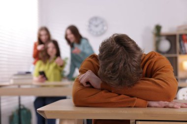 Okuldaki zorbalıktan muzdarip genç çocuk, seçici odaklanma