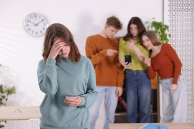 Akıllı telefonlu genç bir kız okulda zorbalıktan muzdarip, seçici bir odak noktası var.