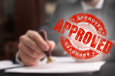 Tablo ve kırmızı damgada belge damgalayan adam onaylandı