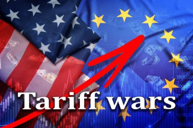 Gümrük savaşları. Amerika ve Avrupa Birliği bayrakları, düşen dolar, grafik ve ok. Çift pozlama