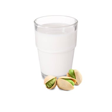 Bardakta fındık sütü ve beyaz fındıklar.