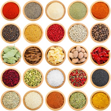 Farklı aromatik baharatlar ve beyaz kaplar. Üst görünüm