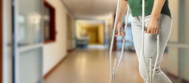 Koltuk değnekli kadın hastanede, yakın plan. Pankart tasarımı