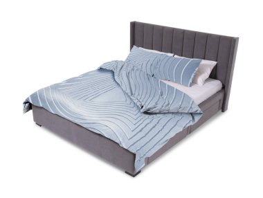 Beyaz arka planda güzel çarşaflarla yapılmış bir yatak. Çiçek desenli kumaş