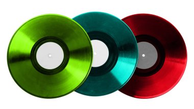 Beyaz arkaplanda üç renkli vinil plak