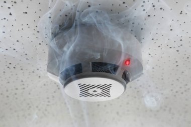 Tavandaki yangın alarmı detektörü dumanla tetiklendi