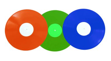 Beyaz arkaplanda üç renkli vinil plak