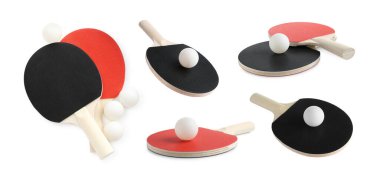 Masa tenisi raketleri ve top beyaz sette izole edildi.