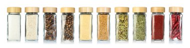 Beyaz arka planda cam kavanozlarda farklı baharatlar, set
