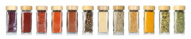 Beyaz arka planda cam kavanozlarda farklı baharatlar, set