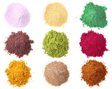 Beyaz arka planda farklı süper yiyecek tozları, kolaj. Üst görünüm