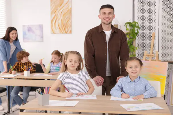 Öğretmenleri evde resim dersi alan çocuklar, seçici odaklanma. Çizim yapmayı öğrenmek