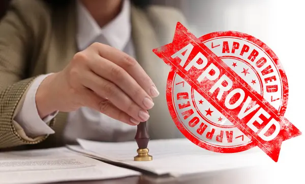 Belgeyi masa ve kırmızı pulda damgalayan kadın onaylandı, afiş tasarımı